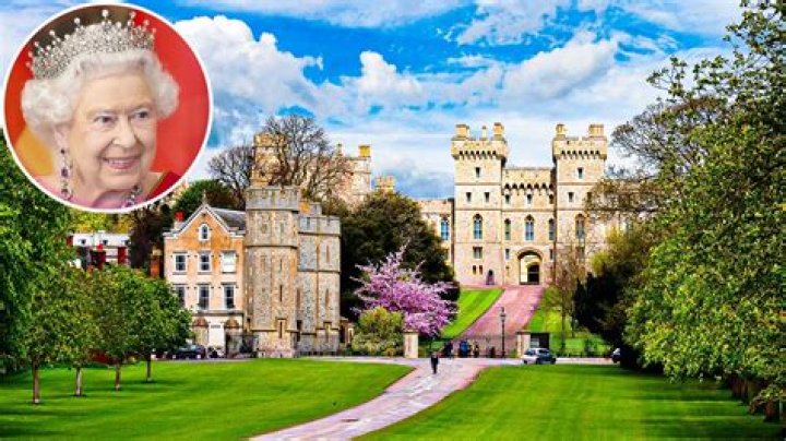 Where does Queen Elizabeth live at Windsor Castle?