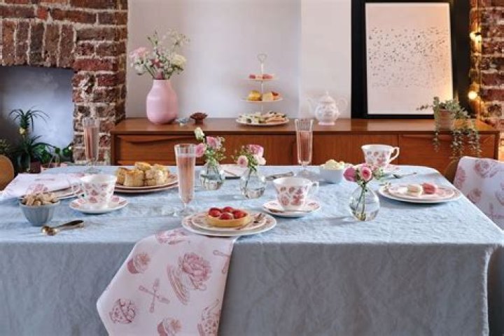 Who should be served first in a dining table?