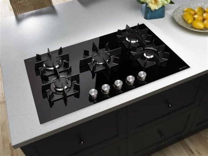 Why do chefs prefer gas stoves?