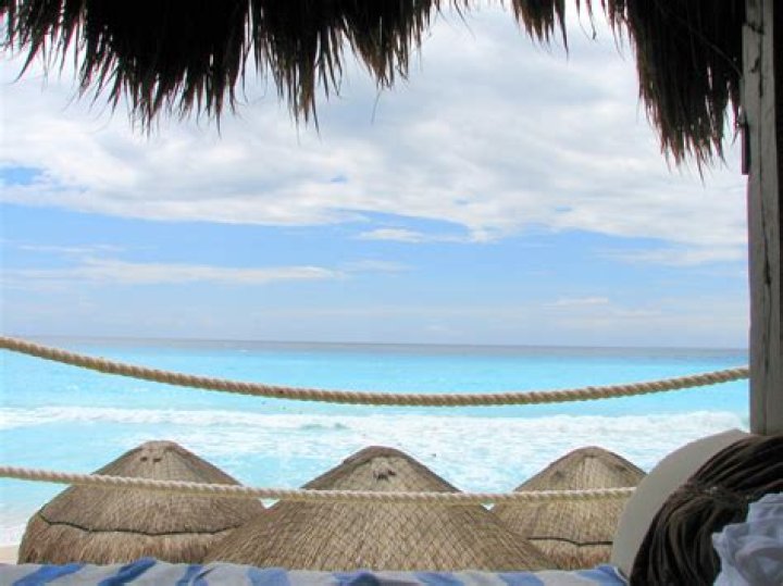 Why is the water in Cancun so blue?