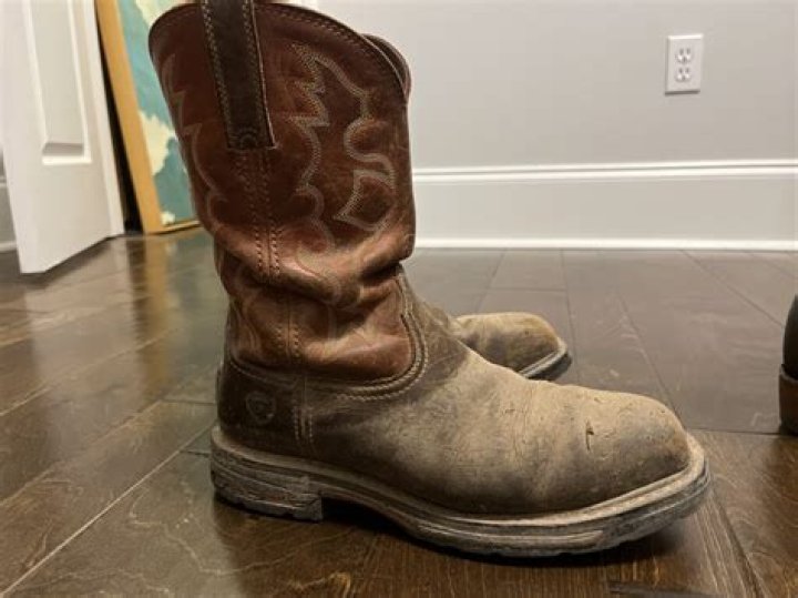 Will cowboy boots stop a snake bite?