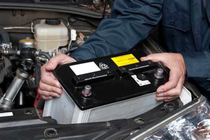 Will disconnecting car battery harm computer?